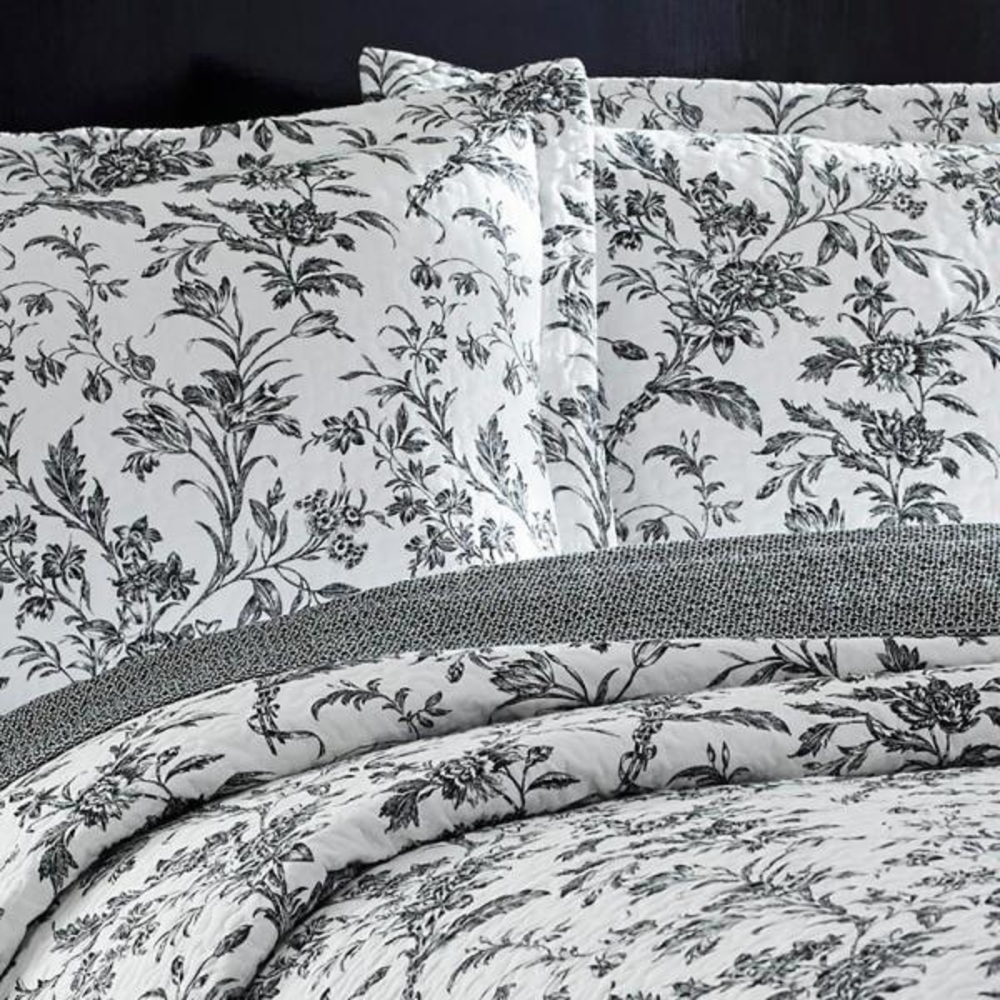 Laura Ashley quilt king size with 2 shams